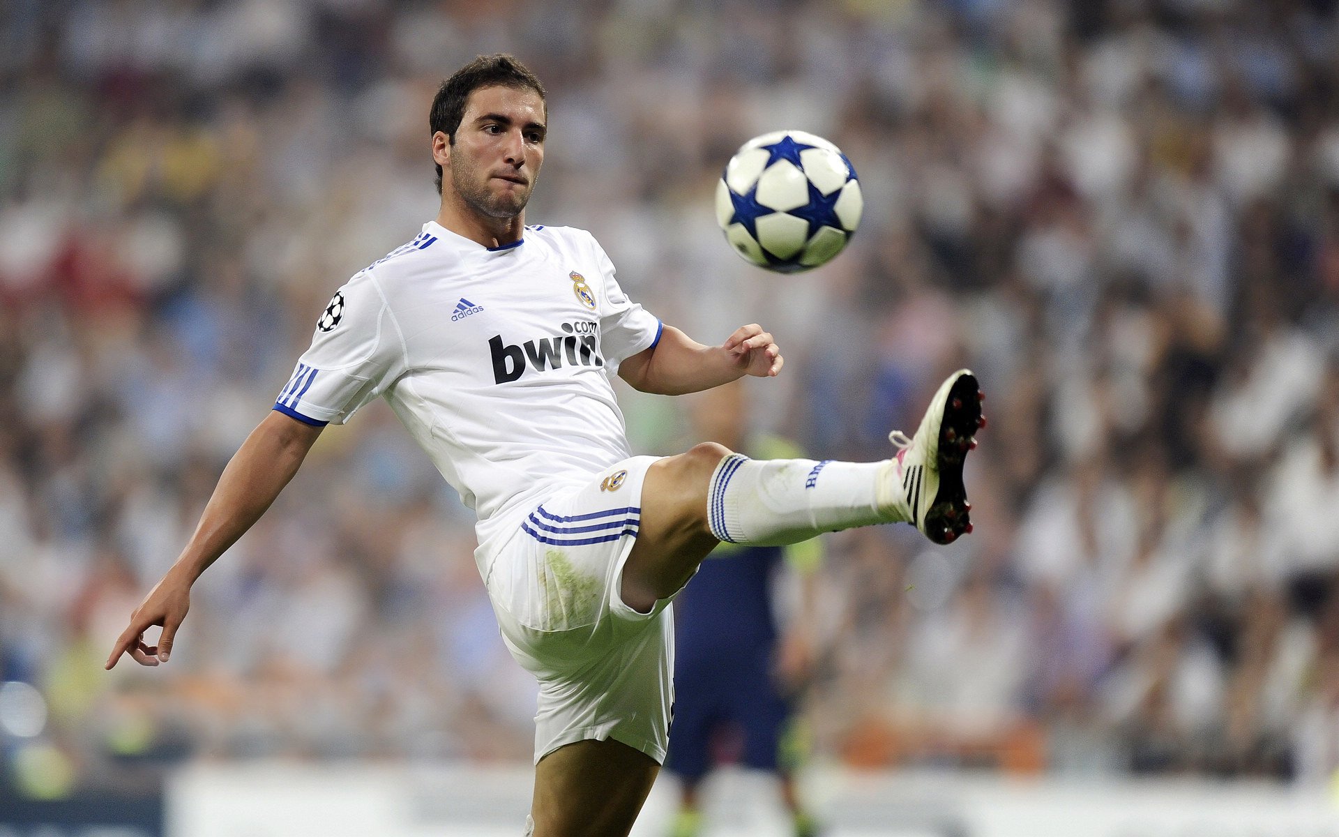 欧文一剑封喉，当悬念在德甲争冠夜提前死去